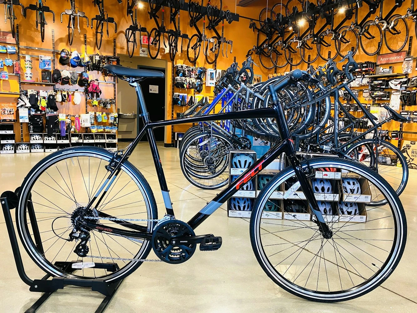 Felt Verza Speed 50 Shimano Acera - Black 2022 1 Felt Verza Speed 50 Shimano Acera - Black 2022