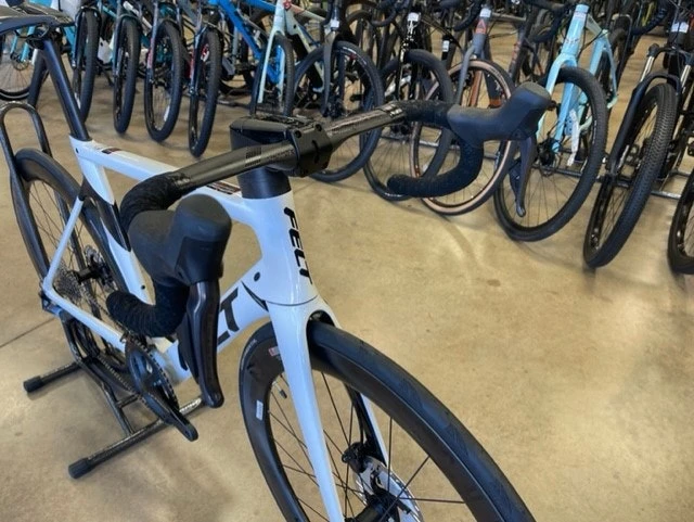 Felt AR Advanced Shimano Ultegra Di2 12 Speed Reynolds AR58 White 2023 2 Felt AR Advanced Shimano Ultegra Di2 12 Speed Reynolds AR58 White 2023 - Image 2